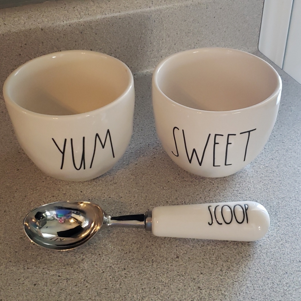 Rae Dunn ice cream bowl set with scoop